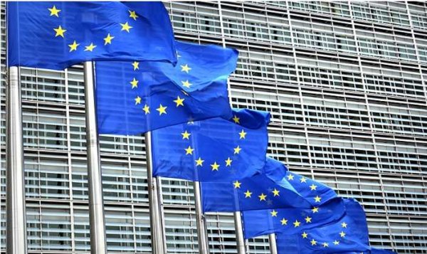 美媒称8日仅有4艘船只获准通过霍尔木兹海峡