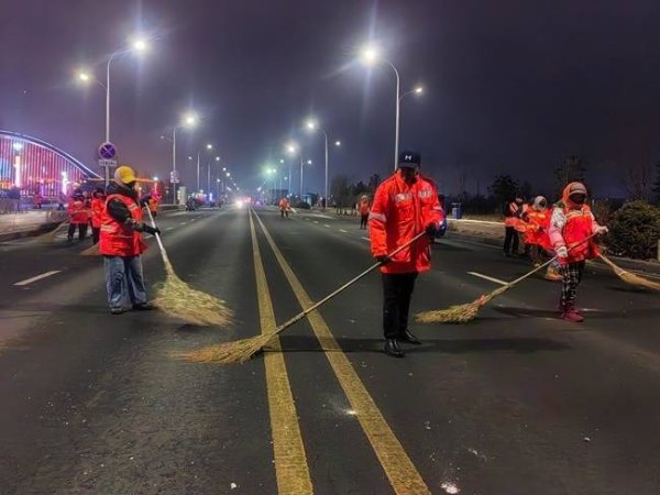 敦化：烟花散尽“橙”色忙 环卫连夜清扫保整洁