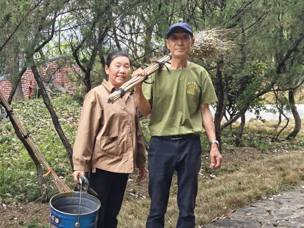 清江孤岛上，退伍老兵夫妇义护将军墓