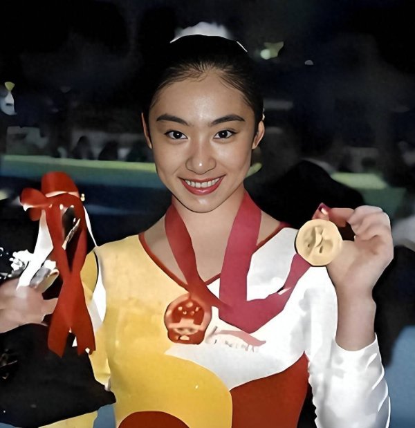 曾经体操女神刘璇，结4次婚都嫁同一人，如今儿女双全成人生赢家
