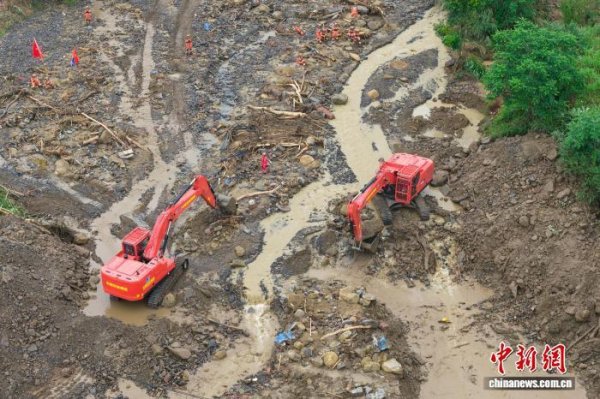 重庆永川山洪地灾救援次日见闻：空地协同拉网搜救 安置点内食宿无忧