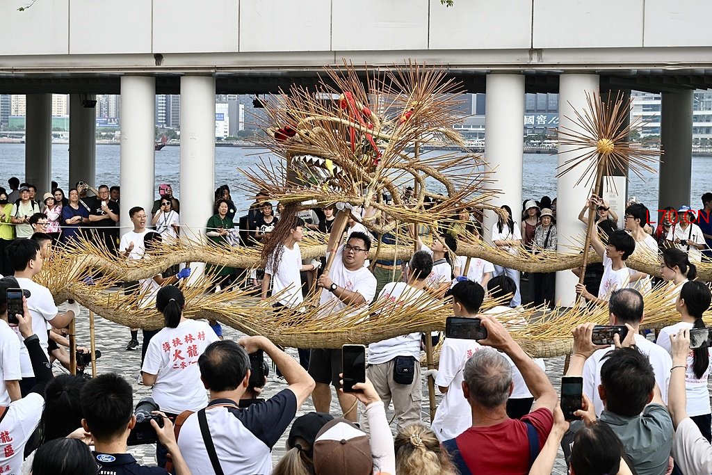 5月31日，非遗技艺“薄扶林村舞火龙”亮相香港文化中心露天广场。（视觉中国）