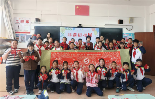 “崂山剪纸”在凤凰台小学绽放传统之美