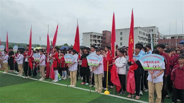 800 余名少年逐梦赛场 房县篮足锦标赛亮相思源实验学校